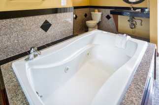 Americas Best Value Inn Richmond - Some rooms feature Hot Tub tubs