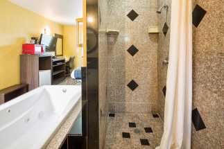 Americas Best Value Inn Richmond - Full granite shower