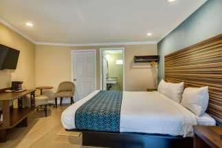 Americas Best Value Inn Richmond - Plush king size bed in our Deluxe King Room