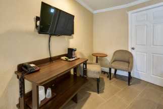 Americas Best Value Inn Richmond - Lounge area with Flatscreen TV